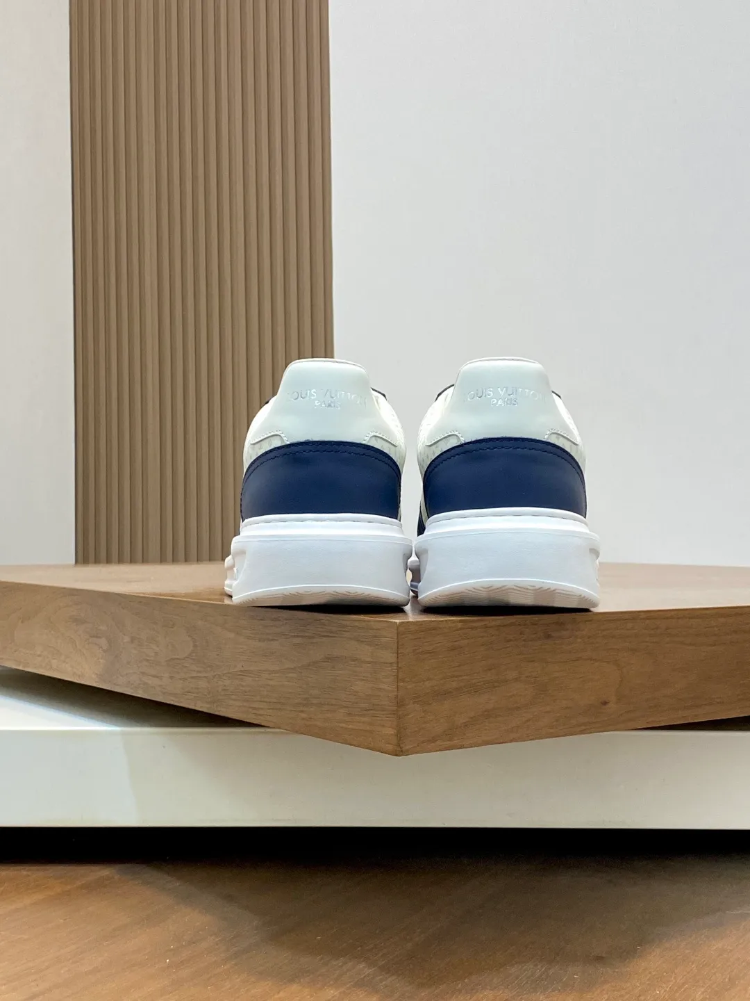 Factory price: 400💰LV🆕 New men's high-end casual sports shoes, using imported first-layer cowhide silk-screened brand lougou, original ultra-light men's shoes 💰u outsole, wear-resistant and comfortable, Monogram lougou embellished rubber outsole, breathable mesh lining, versatile classic style! Size: 38-44 (.45, 46 customized)